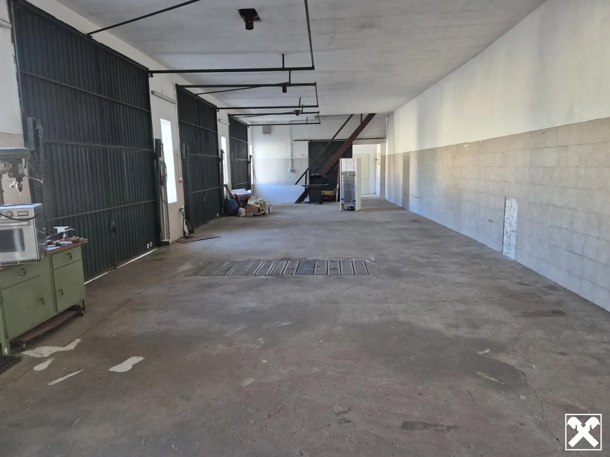 HALLE MIT 4 GARAGENBOXEN - Ansicht 2