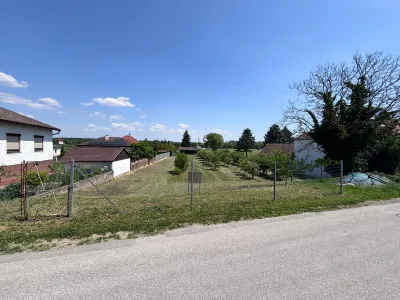 Grundstück kaufen in Sankt Pölten Land – 1 976 m², € 100 – Bild 1 von 2