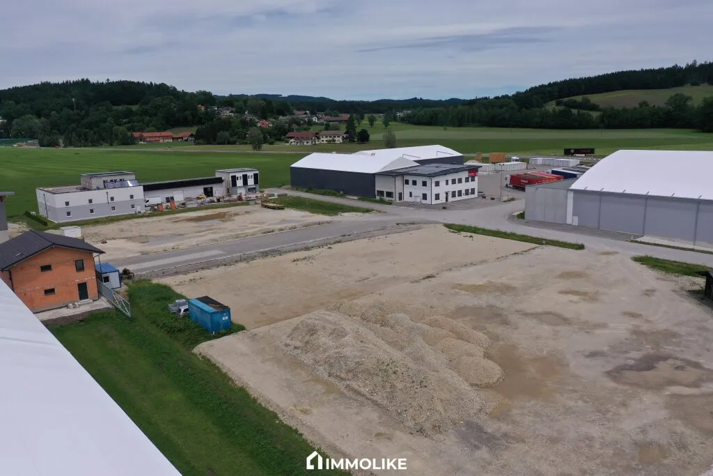 Vielseitiger Betriebsbaugrund mit 1.500 m² in Zipf - aufbereitete Fläche & flexible Miet-/Pachdauer - Ansicht 3