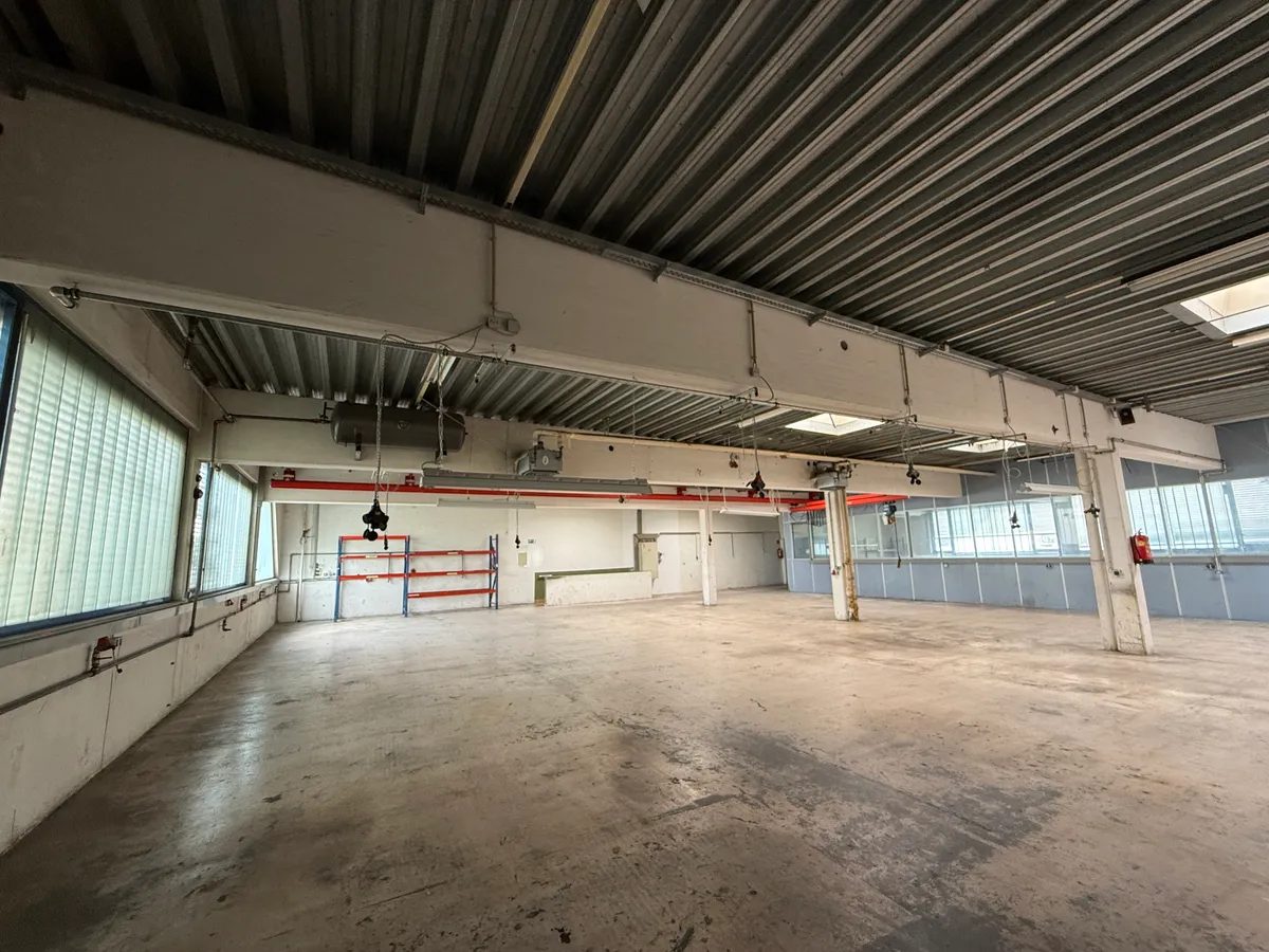BOXEN · FITNESSSTUDIO · TRAINING · WERKSTATT- / LAGERFLÄCHE MIT DUSCHEN & KANTINE · - Ansicht 2