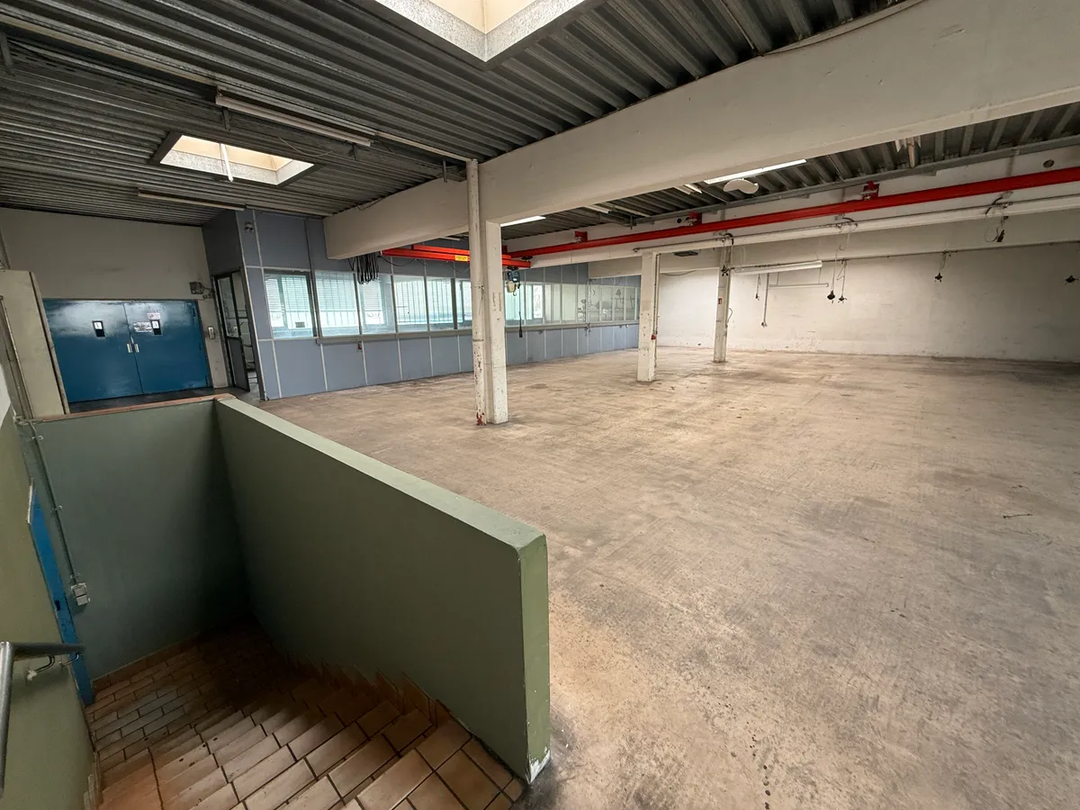 BOXEN · FITNESSSTUDIO · TRAINING · WERKSTATT- / LAGERFLÄCHE MIT DUSCHEN & KANTINE · - Ansicht 3