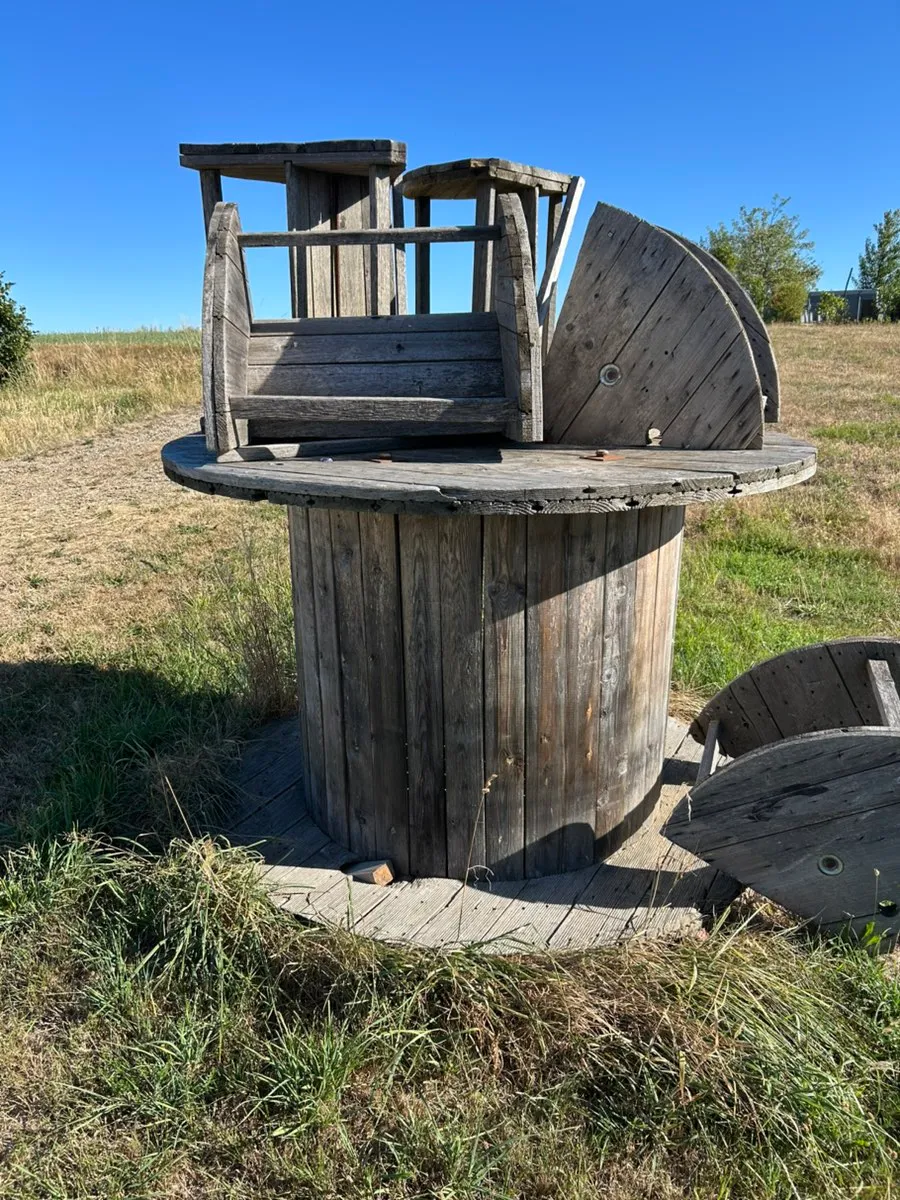 Stehtisch Kabeltrommel mit Hocker, € 30,- (3950 Gmünd)