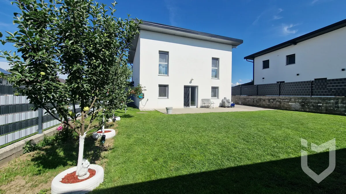 NEUWERTIGES EINFAMILIENHAUS MIT 5 ZIMMER MODERN MIT GEPFLEGTEM GARTEN - Ansicht 2
