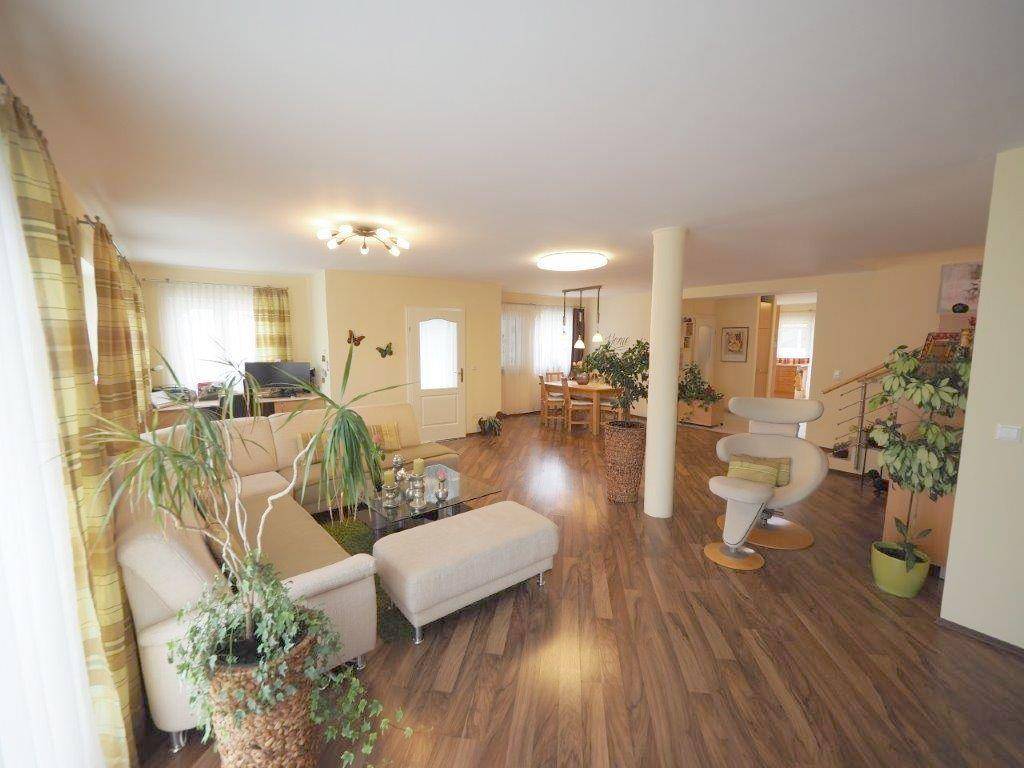 Traumanwesen in Ebergassing - Gartenidylle mit Pool & bester Wien-Anbindung! - Ansicht 2