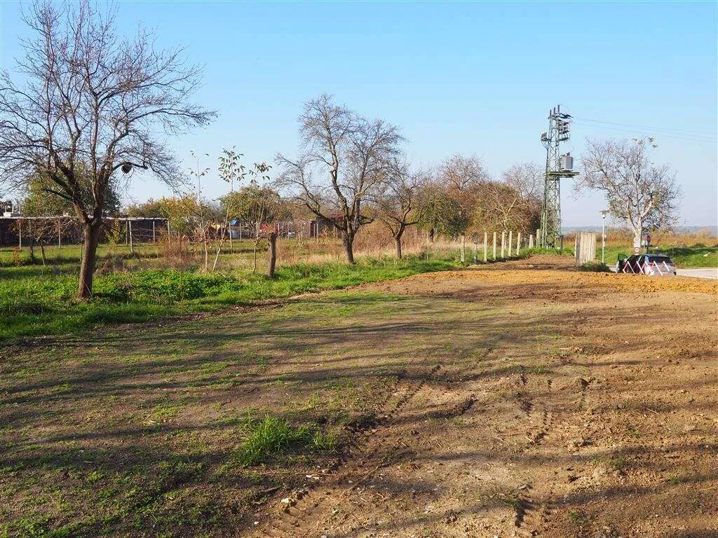 653m² BAUGRUND MIT BRUNNEN – pohled 2