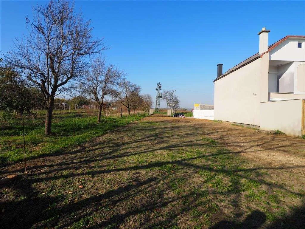 653m² BAUGRUND MIT BRUNNEN – pohled 3