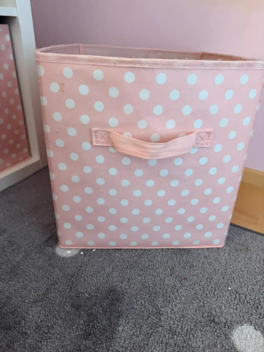 Boxen Kalax Regal Stoff rosa 40x40, € 16,- (3420 Kritzendorf)