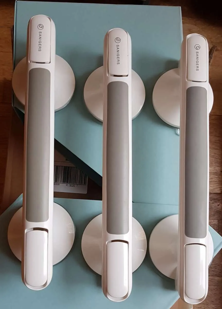 2 Stück SANIGERS Haltegriff mit Saugnapf I EXTRA STARKER HALT 110 KG I Haltegriff Dusche ohne Bohren, Haltegriffe für Senioren, Badewannengriff ohne Bohren, Duschgriff mit Saugnapf, Sauggriff Bad, € 24,- (5020 Salzburg)