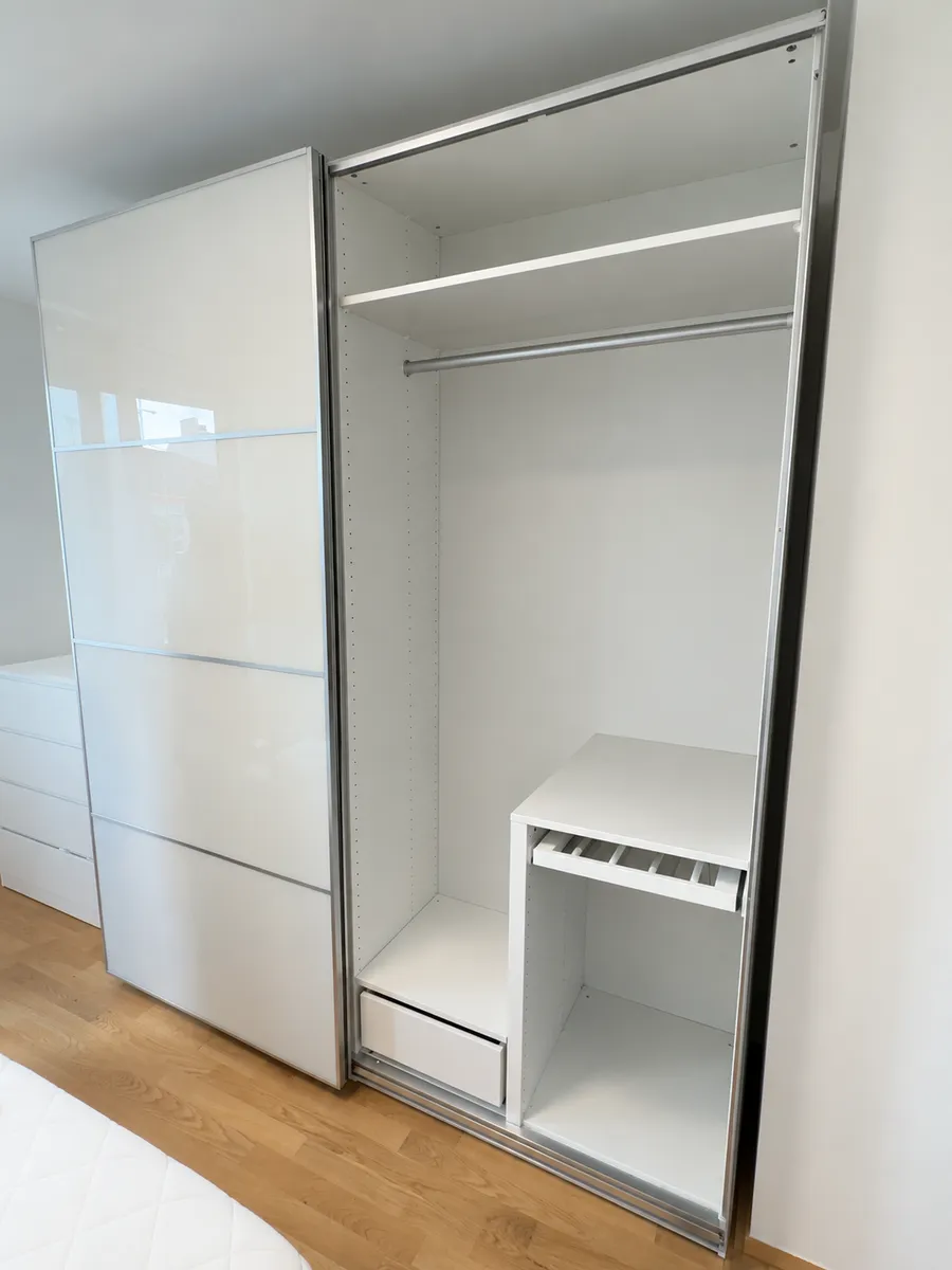 IKEA PAX Kleiderschrank - Weiß Hochglanz, mit Schiebtüren, € 700,- (1230 Wien)