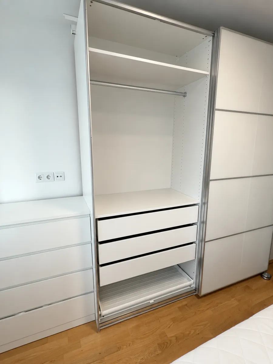IKEA PAX Kleiderschrank - Weiß Hochglanz, mit Schiebtüren, € 700,- (1230 Wien)
