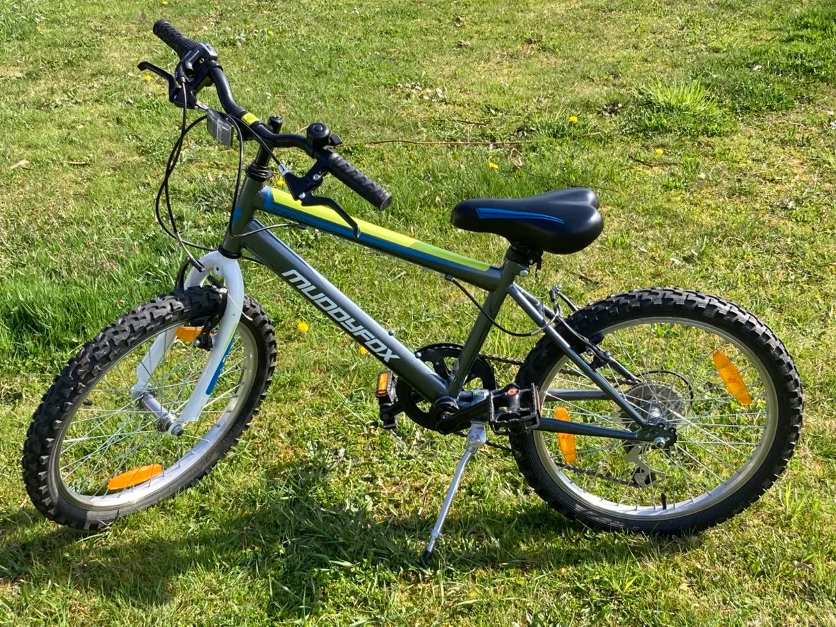 mountainbike von scott Scale 600 (2026) | 26 Zoll Jugend-/Kinder-MTB schwarze Handschuhe reflecting our commitment to MTB-Helm O'NEAL SL1 STRIKE Style:YZ-FT-01T