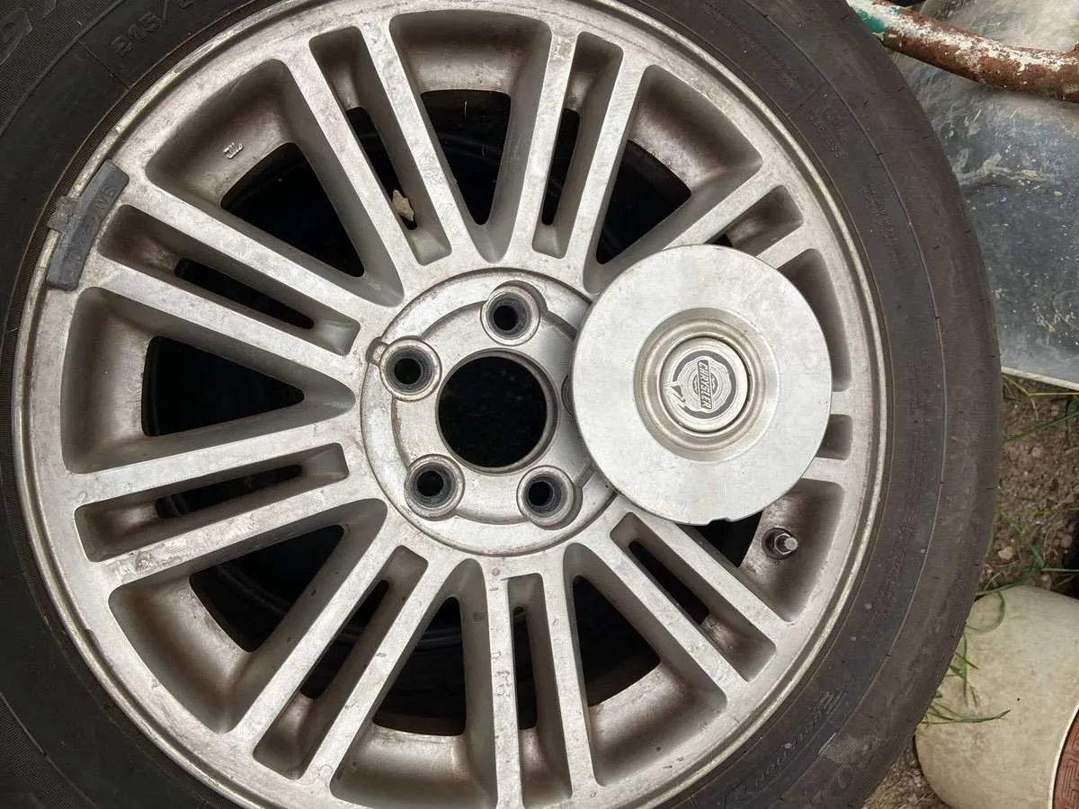 Sommerreifen auf Alufelgen und Orginal Radkappen, € 250,- (2331 Vösendorf)