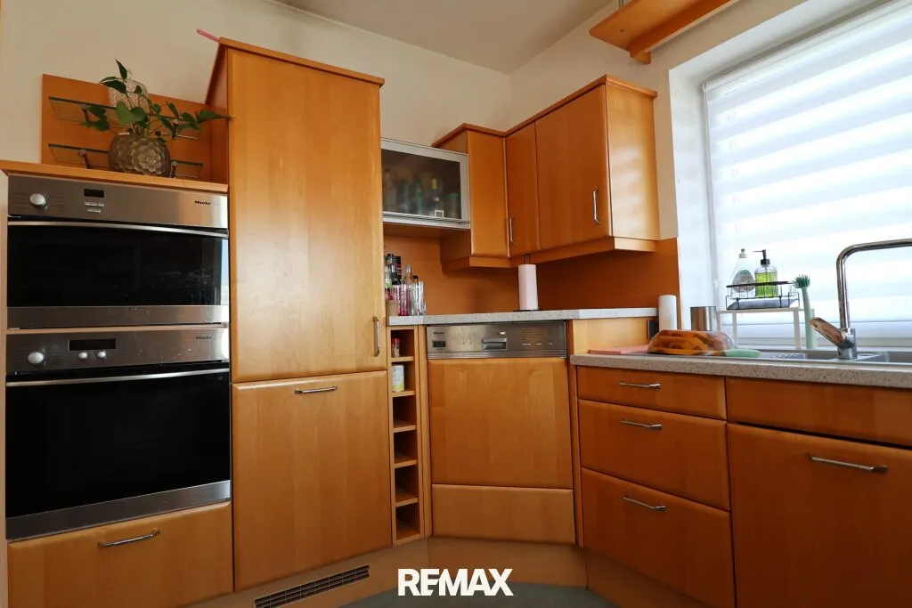 Gepflegtes Ein- oder Mehrfamilienhaus, Fußbodenheizung mit Wärmepumpe, 2 Garagen, Photovoltaik 7kWp, top Ausstattung! - Ansicht 3