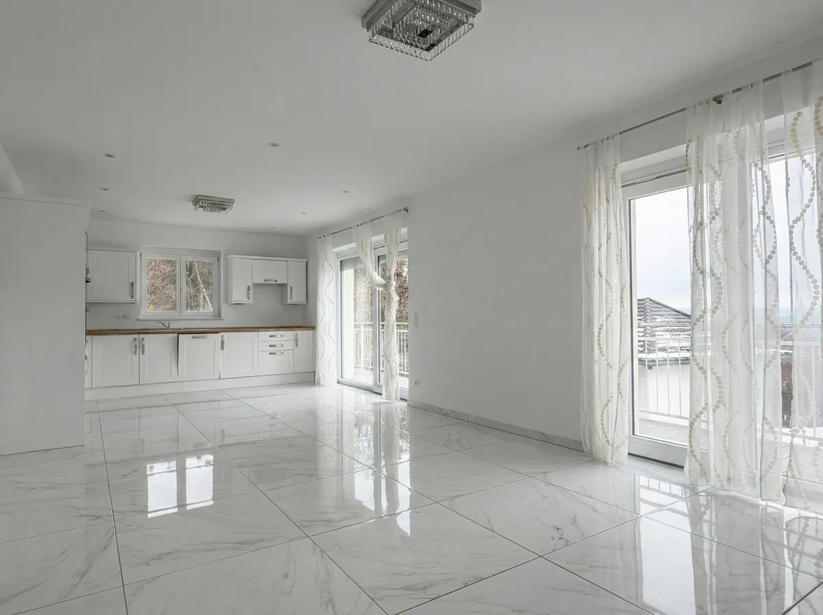 Helle 3-Zimmer-Dachgeschosswohnung mit Panoramablick, Balkon und Parkplatz in Velden am Wörthersee - Ansicht 2