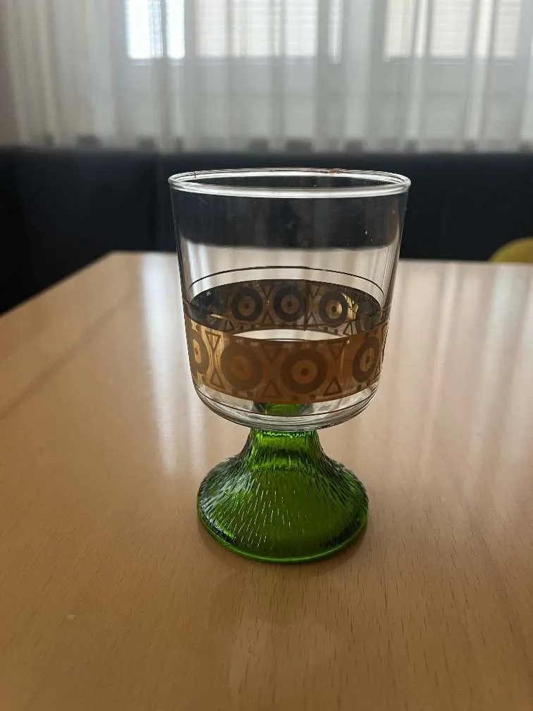 Weingläser - grüner Stiel und am Glas Goldrand, € 12,- (1110 Wien)