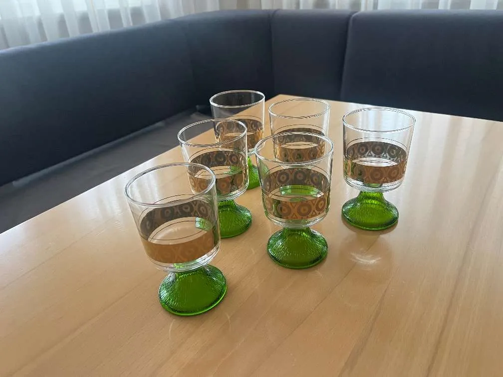 Weingläser - grüner Stiel und am Glas Goldrand, € 12,- (1110 Wien)