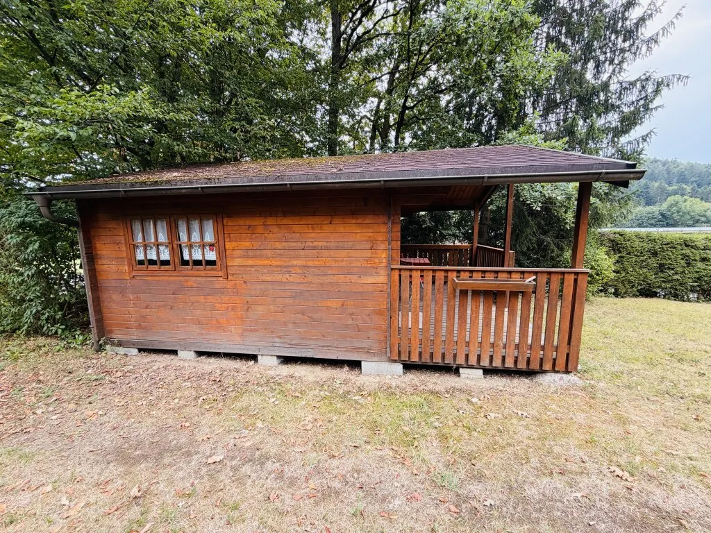 Bereit für Ihr neues Zuhause - Baugrundstück ca.858 m² mit Gartenhütte & Heckenbestand!! - Ansicht 2