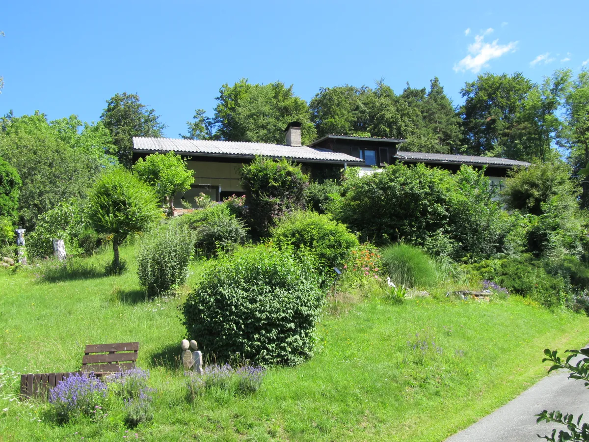 * EINZIGARTIGE ALLEINLAGE - RUHELAGE MIT HERRLICHEM FERNBLICK - LANDWIRTSCHAFT MIT EINFAMILIENHAUS UND WIRTSCHAFTSGEBÄUDE * - Ansicht 2
