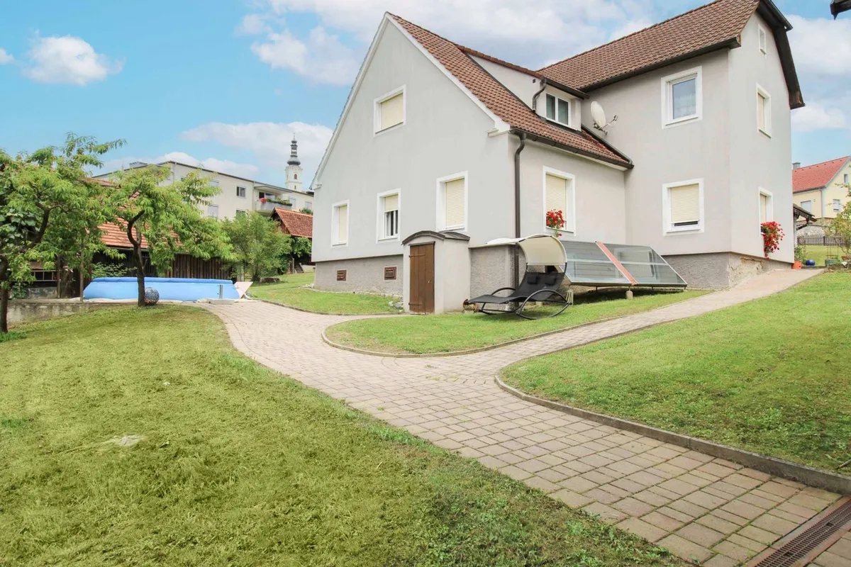 Wohlfühlen mit viel Platz zum Träumen:2 Familienhaus in bester Ortslage auf 3900 m² (0,2-1) Bauland - Ansicht 3
