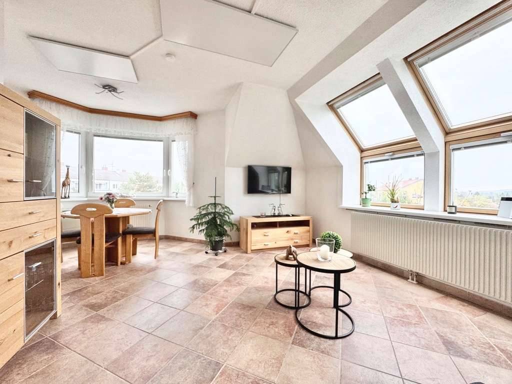 TOPLAGE IN EBERGASSING - WIEN-NÄHE | TRAUMHAFTE, LICHTDURCHFLUTETE 3 ZIMMER MIT FERNBLICK | STELLPLATZ FÜR AUTO INKLUSIVE, Ebergassing