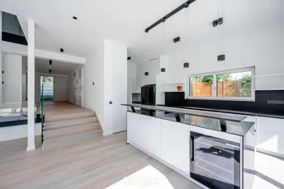 Luxuriöses Wohnen mit Pool und modernster Ausstattung – Bild 3