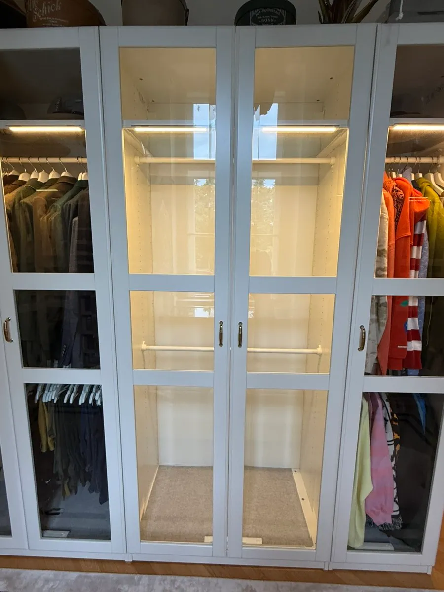 Ikea Pax Schrank - Korpus 100x58x235 cm Fronten TYSSEDAL - Glas / weiß, € 195,- (1030 Wien)