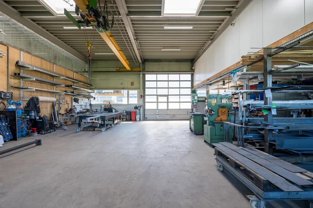 Moderne Werkhalle mit Bürofläche - Ansicht 2