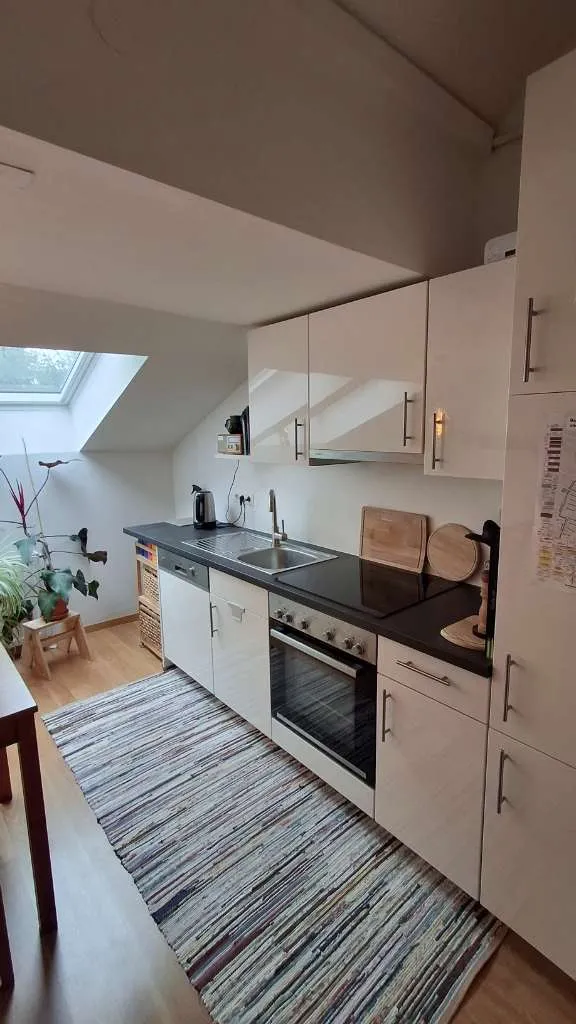 Nachmieter/ in gesucht: 50 m² Dachgeschosswohnung in ruhiger Lage Nähe Aumannplatz - Widok 2
