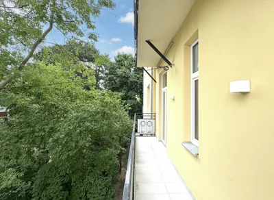 TOP SANIERTE ALTBAUWOHNUNG MIT 2 BALKONEN UND GARTENMITBENÜTZUNG – Bild 3