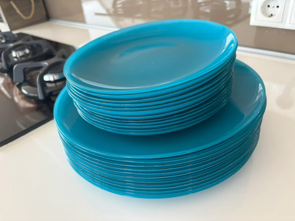 12 Dessertteller und 12 Speiseteller von IKEA aus Glas, € 5,- (1180 Wien)