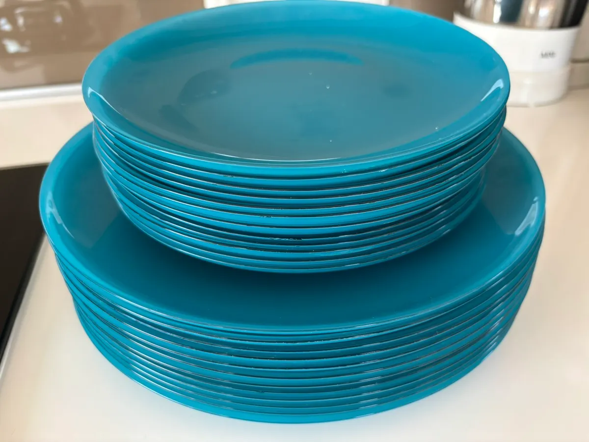12 Dessertteller und 12 Speiseteller von IKEA aus Glas, € 5,- (1180 Wien)