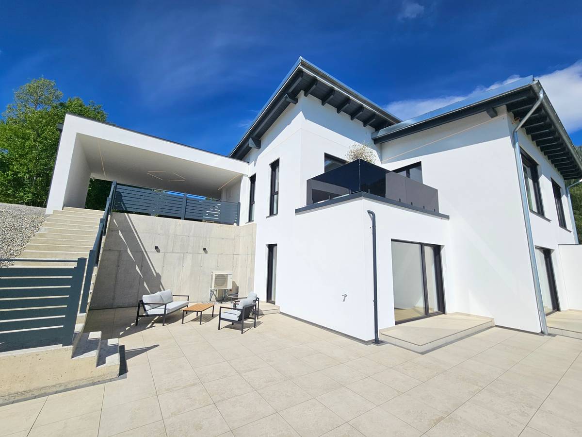 MODERN LIVING - Neuwertige Doppelhaushälfte mit 2 Terrassen und Doppelcarport in ruhiger Aussichtslage - Ansicht 2