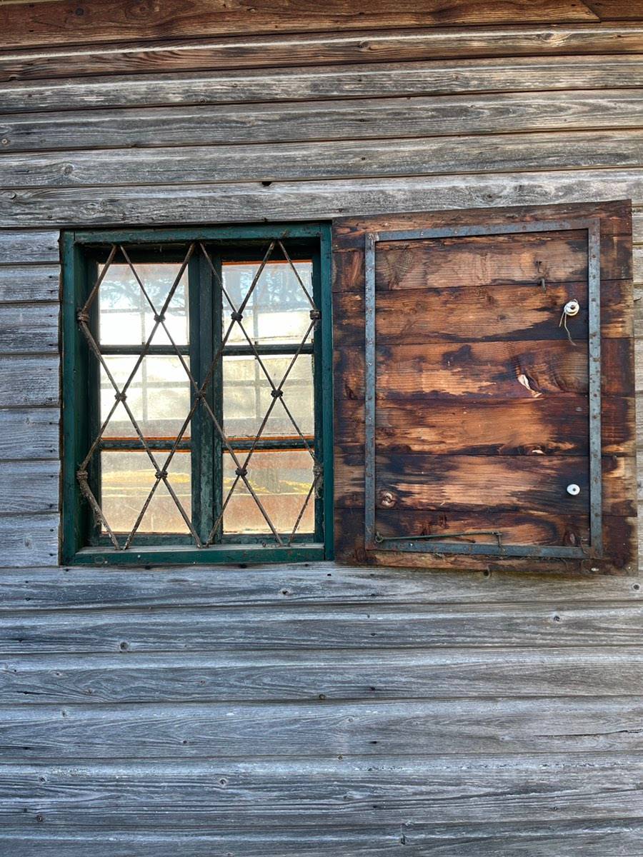 Hütte aus Holz (Altholz); Tiny house; ehemalige Bienenhütte - Ansicht 3
