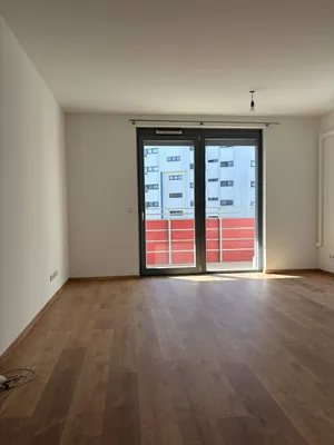 Helle 2-Zimmer-Wohnung mit Loggia und Klimaanlage – Bild 2