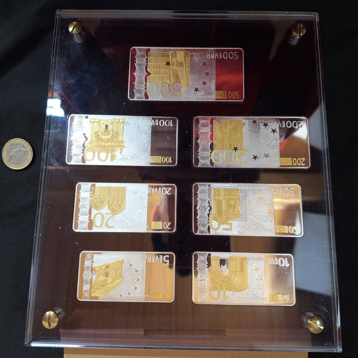 Europa: Silberbanknoten Toller Aufständer aus Plexiglas mit 7 Silberbarren (925er) der Eurobanknoten 5-10-20-50-100-200-500 Euro in polierter Platte etwa im Maßstab 1:2