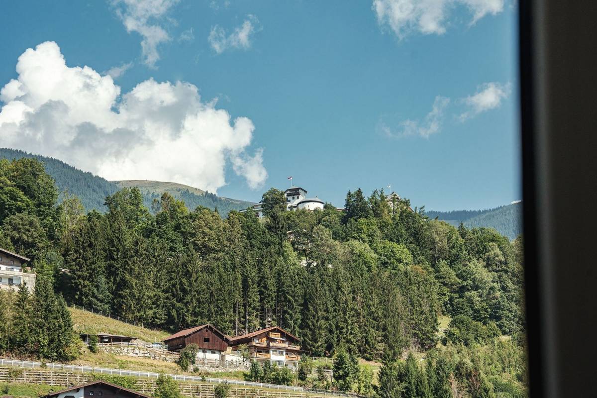 Moderne Single Starter Wohnung im urbanen Stil mit Bergblick, Terrasse und Garten - Ansicht 2