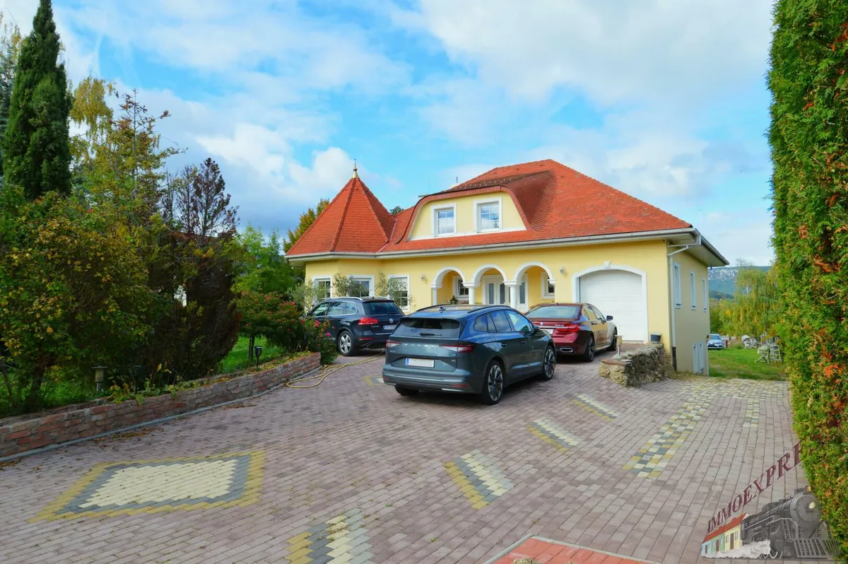 Repräsentatives Einfamilienhaus im italienischen Stil auf ca. 2.711 m² – pohled 3