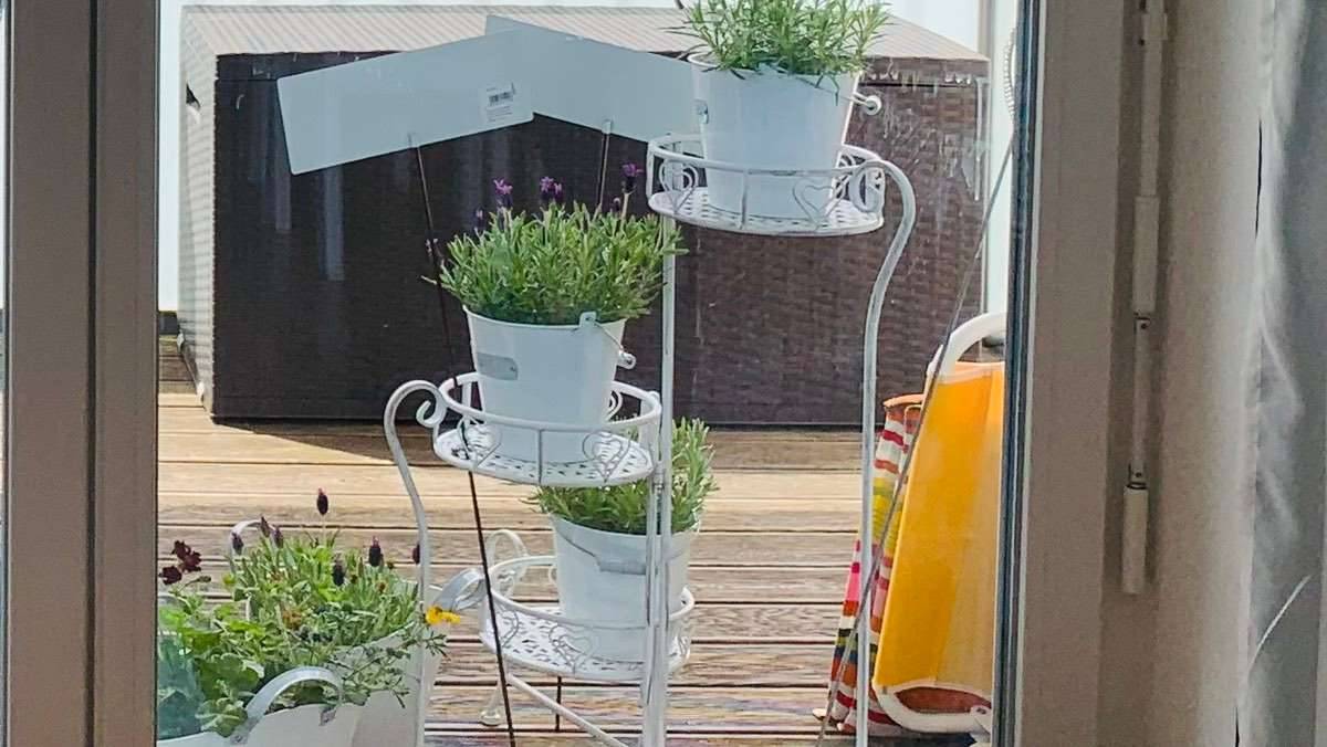 Metall-Blumenstnder - wei - gut erhalten!,  20,- (5084 Grogmain) -  willhaben