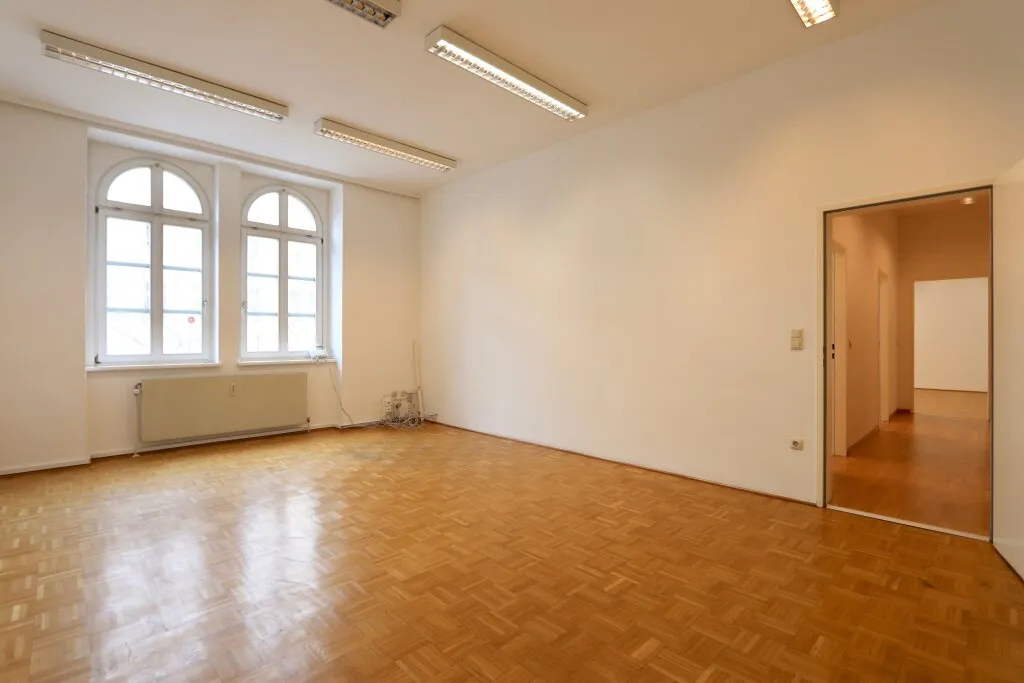 TOLLER BLICK über die MARIAHILFER STRASSE! Helles Büro mit sehr gutem Grundriss im 3. Liftstock - Ansicht 2