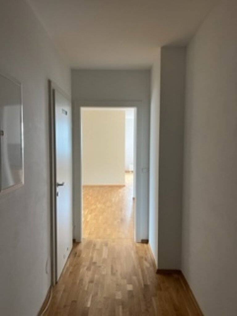 Lichtdurchflutete, sehr zentral gelegene 3 Zimmerwohnung- davon zwei Schlafzimmer, 1 Wohn-/ Essbereich mit Küchennische, Keller, Lift, mit Schlossbergblick, barrierefrei, nähe Südtirolerplatz - Ansicht 3