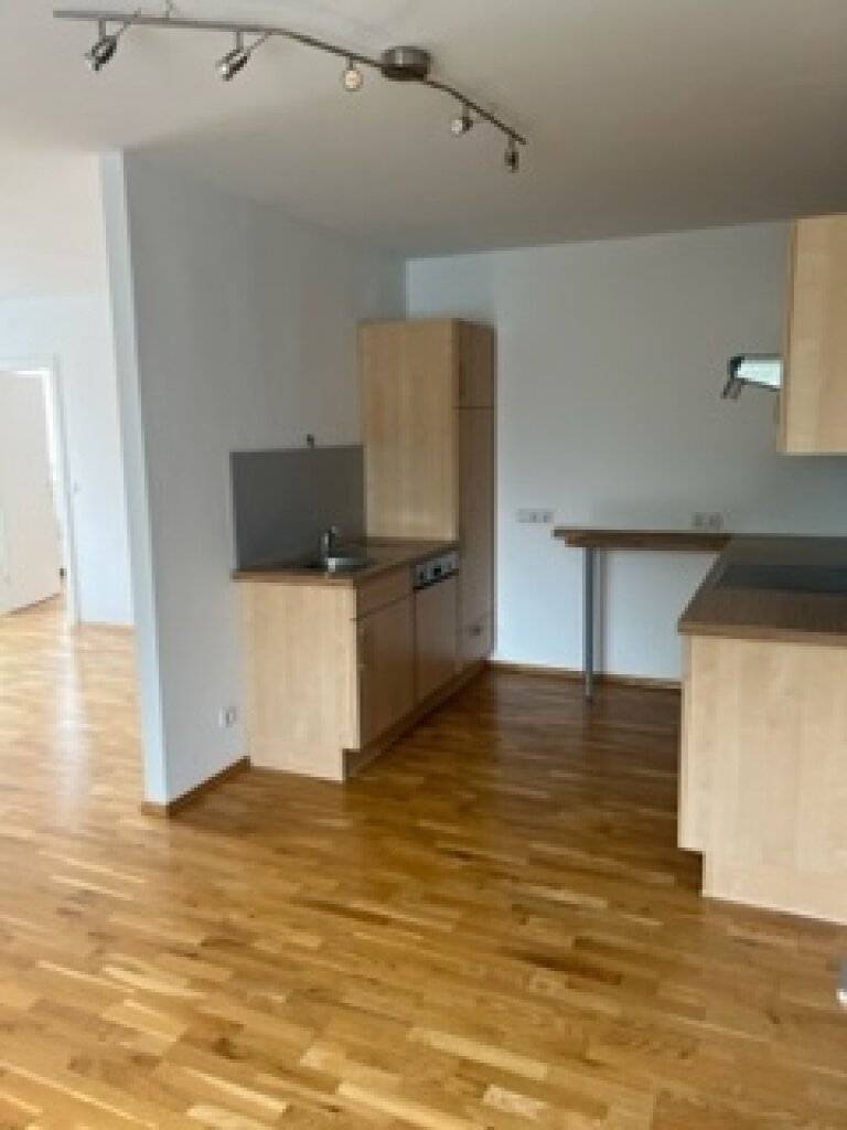 Lichtdurchflutete, sehr zentral gelegene 3 Zimmerwohnung- davon zwei Schlafzimmer, 1 Wohn-/ Essbereich mit Küchennische, Keller, Lift, mit Schlossbergblick, barrierefrei, nähe Südtirolerplatz - Ansicht 2