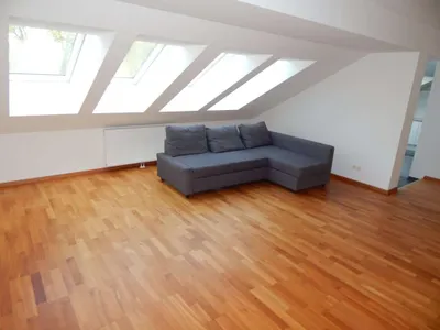 Helle und ruhige Dachgeschosswohnung im Innenhof mit Grünblick – Bild 2