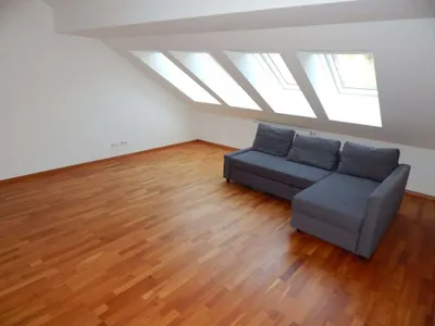 Helle und ruhige Dachgeschosswohnung im Innenhof mit Grünblick – Bild 3