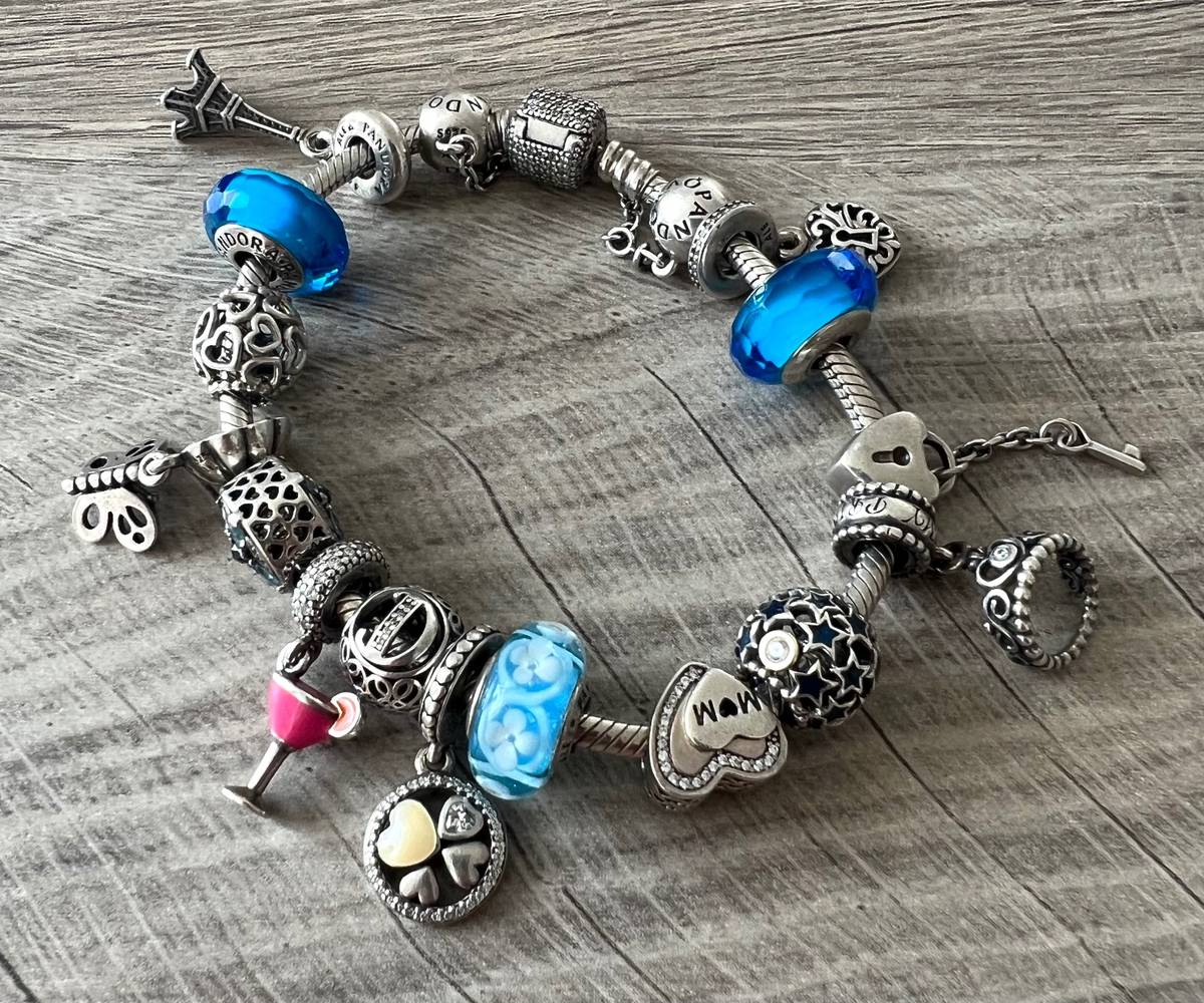 Pandora Armband mit 15 Charms