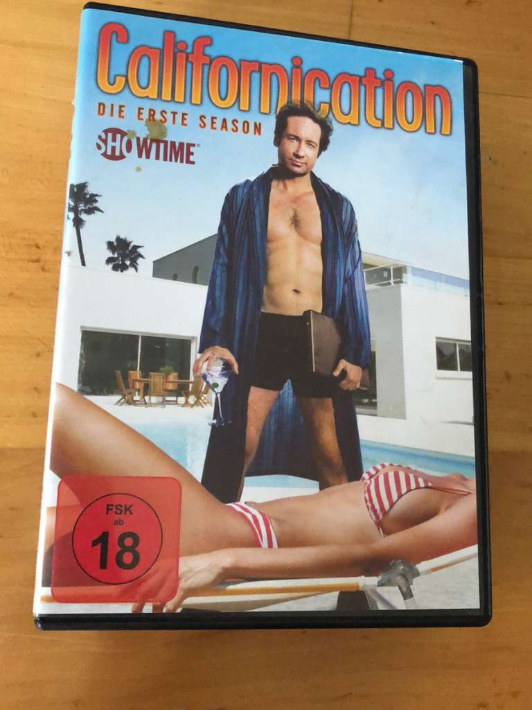 Californication ist eine Erotikkomödie -DVD-4 gesamte Season auf 9 DVDs-  aus dem Jahr 2007 mit Madeleine Martin , Maggie Grace , Carla Gugino ,  Natascha McElhone , Zoë Kravitz , Heather Graham ,