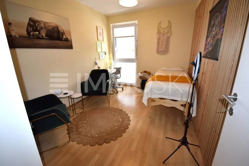 Unikat: Exklusive 126 m² Gartenwohnung mit 52 m² Wohnbereich – pohled 3