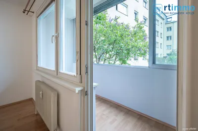 URBANES WOHNEN AM WASSER: HELLE 2-ZIMMER-WOHNUNG MIT LOGGIA BEI DER ALTEN DONAU – Bild 2