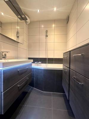 Erstbezug einer renovierten, hochwertigen, hellen 3-Zimmer-Wohnung mit Wellness-Bad nähe alte Donau – Bild 3