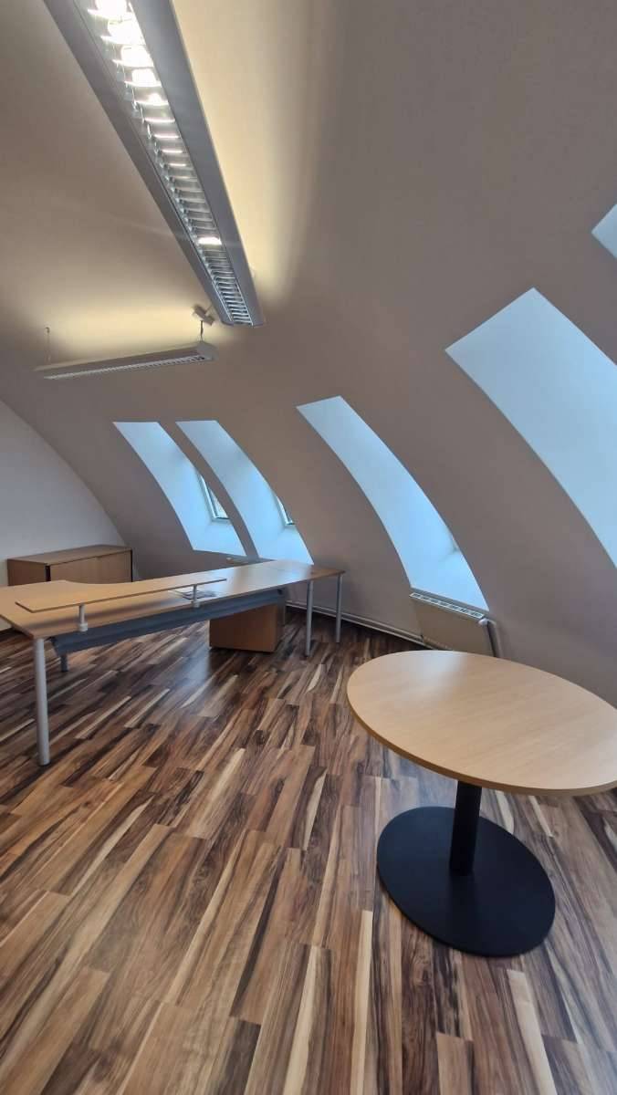 Helle klimatisierte Geschäftsfläche mit architektonischem Charakter, Graz