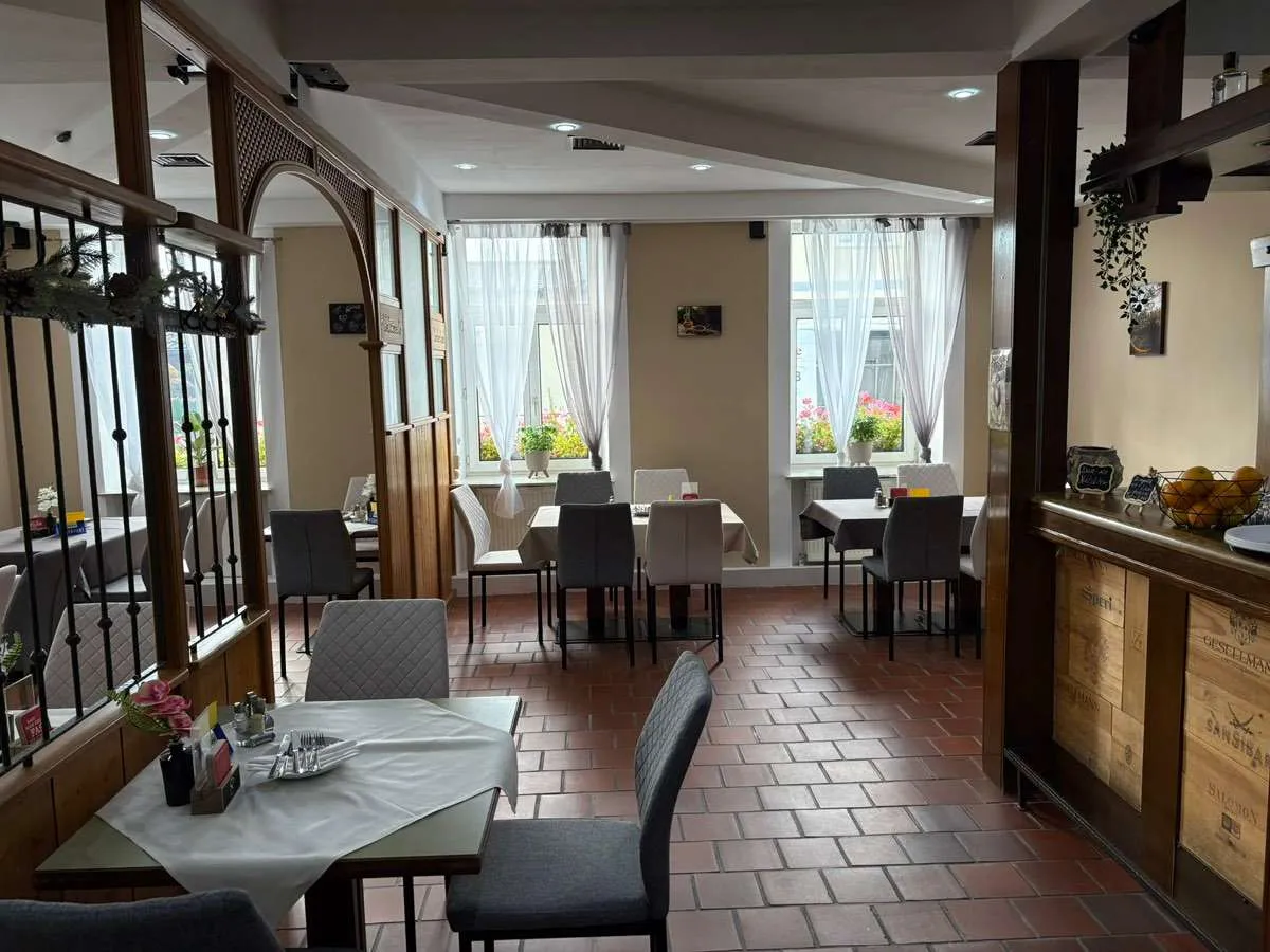 Schönes und voll ausgestattetes Restaurant zu vermieten - sofort starten! – pohled 3